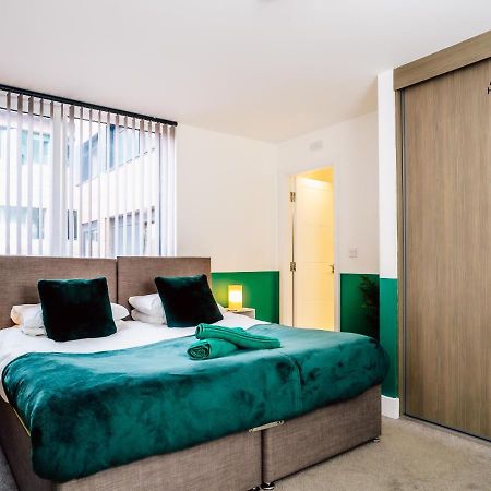 Modern Two-Bedroom Apartment - Central Location, Free Wi-Fi, Ideal For Long Stays By Av Hughes Properties Milton Keynes Exterior foto