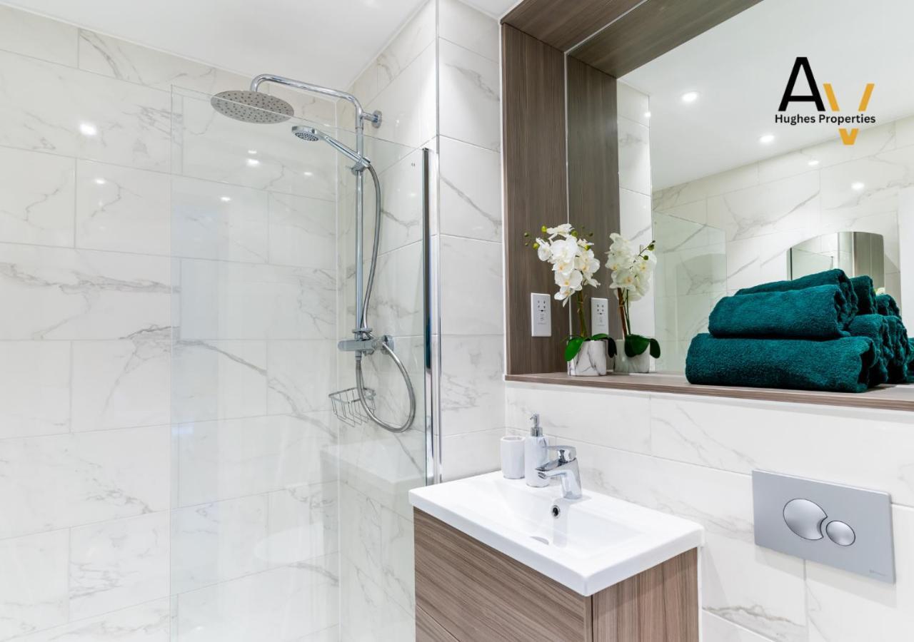 Modern Two-Bedroom Apartment - Central Location, Free Wi-Fi, Ideal For Long Stays By Av Hughes Properties Milton Keynes Exterior foto