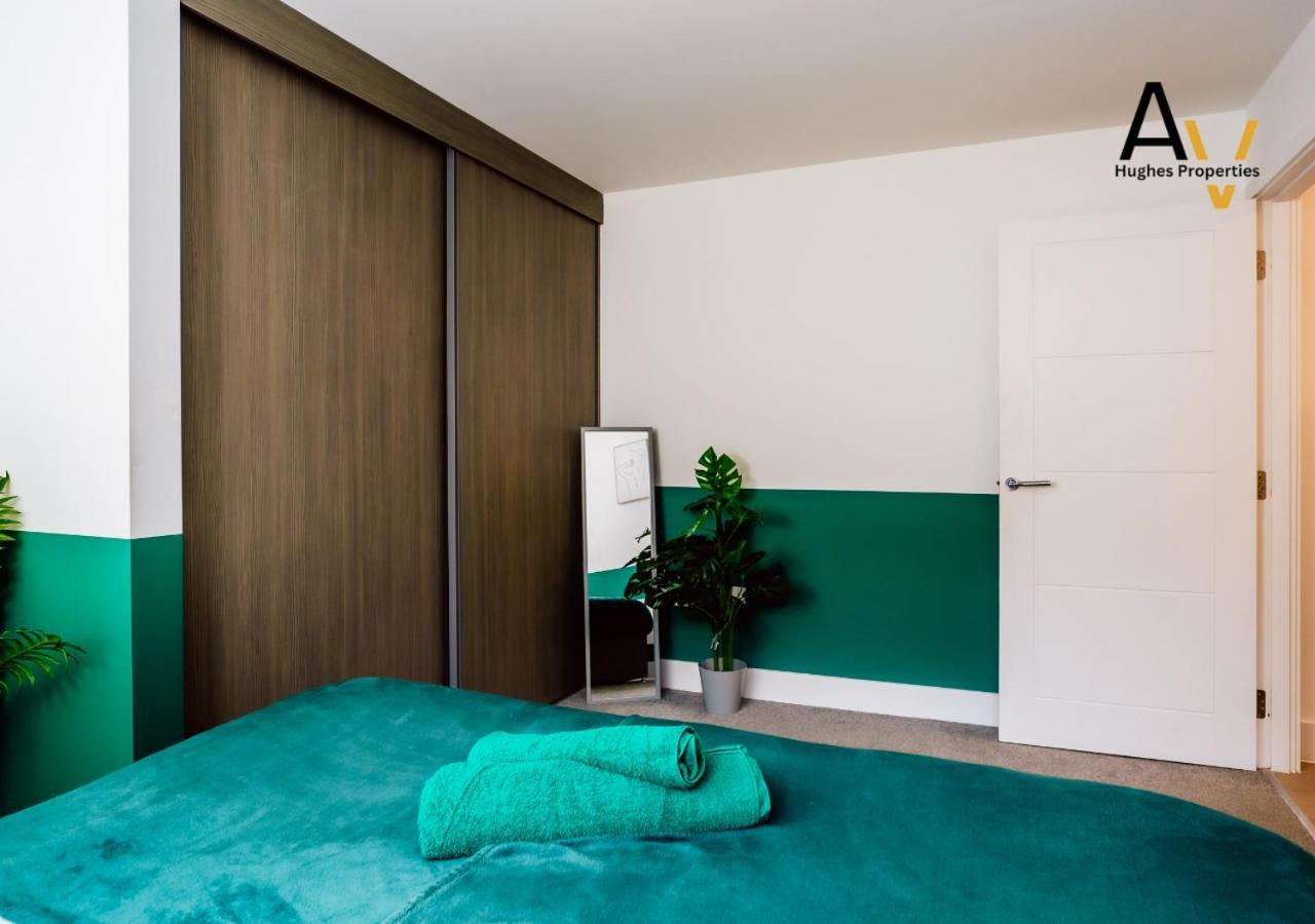 Modern Two-Bedroom Apartment - Central Location, Free Wi-Fi, Ideal For Long Stays By Av Hughes Properties Milton Keynes Exterior foto