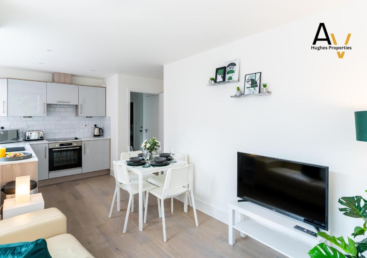 Modern Two-Bedroom Apartment - Central Location, Free Wi-Fi, Ideal For Long Stays By Av Hughes Properties Milton Keynes Exterior foto