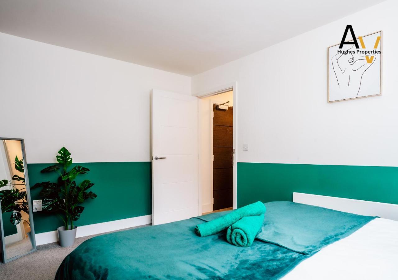 Modern Two-Bedroom Apartment - Central Location, Free Wi-Fi, Ideal For Long Stays By Av Hughes Properties Milton Keynes Exterior foto